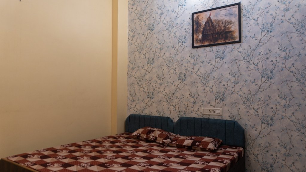 Floor 2 Private Bedroom with 1 Double Bed & AC