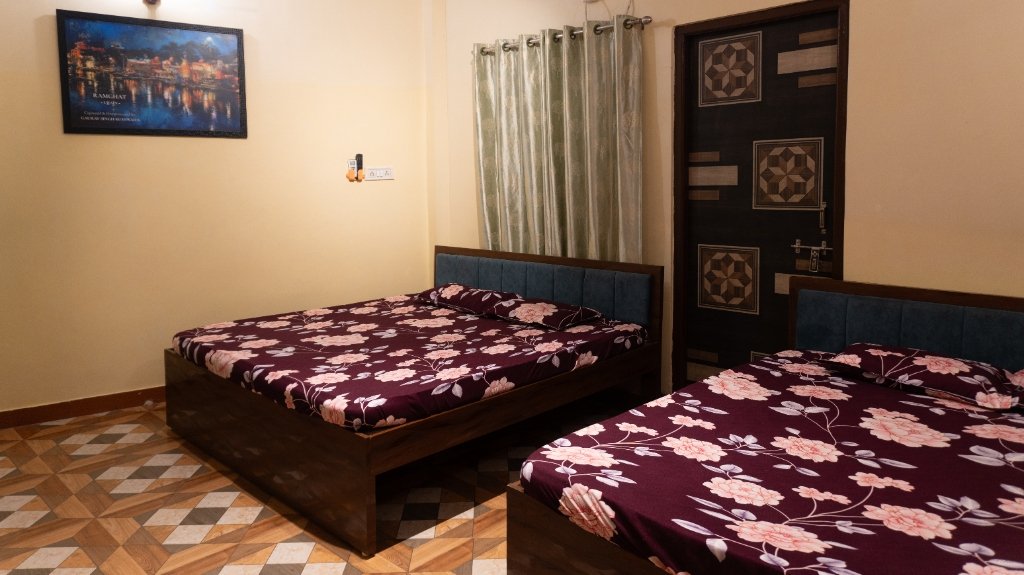 Floor 1 Living Room / Hall with 2 Double Beds & AC