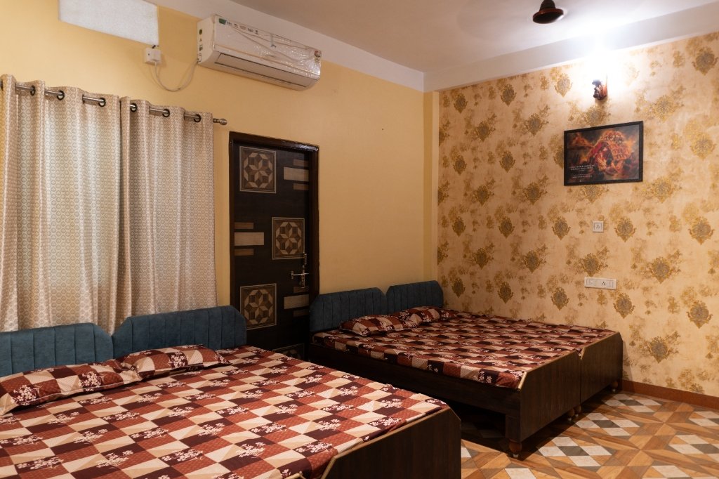 Floor 2 Living Room / Hall with 2 Double Beds & AC